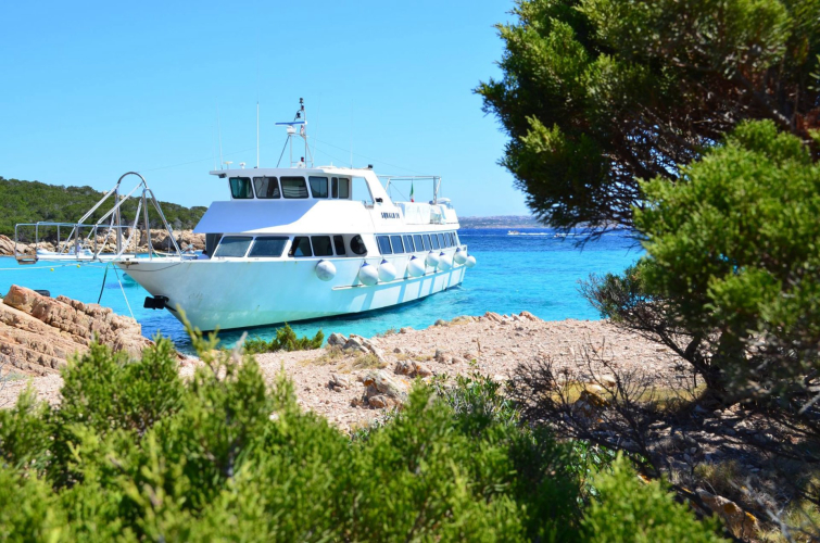 Motorschiff auf dem Meer des La-Maddalena-Archipels unterwegs