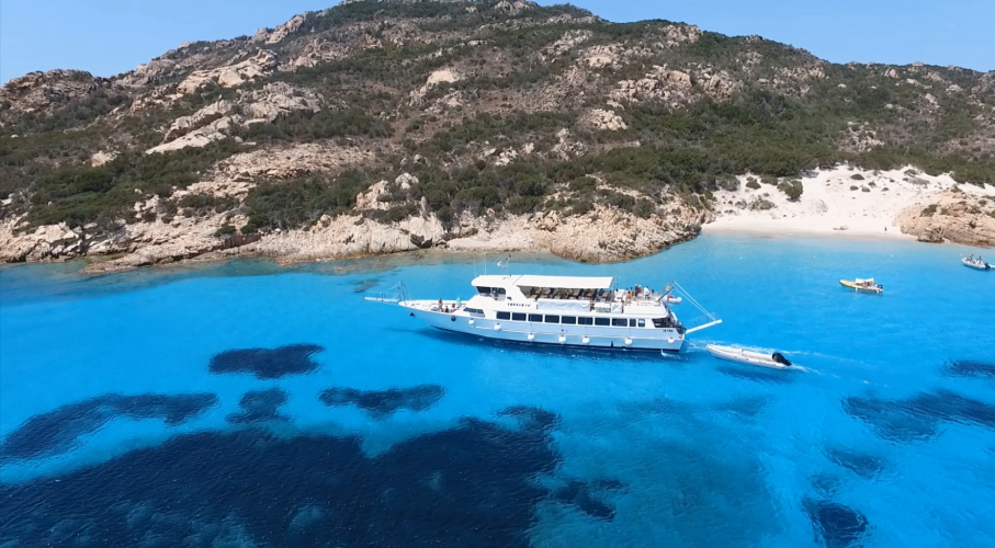 Motonave in navigazione nel mare dell'arcipelago di La Maddalena