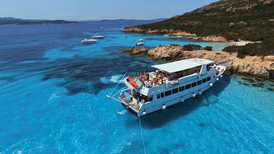 Motorschiff auf dem Meer des La-Maddalena-Archipels unterwegs