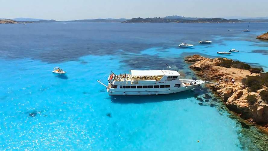Motorschiff auf dem Meer des La-Maddalena-Archipels unterwegs