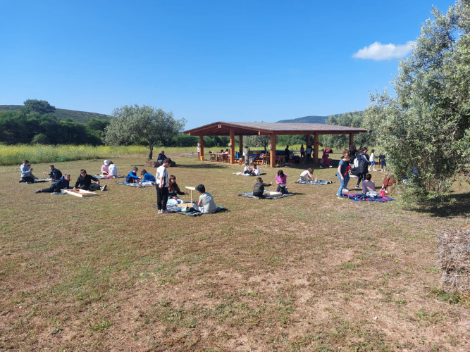 Visitatori si rilassano nel giardino delle api di Guardia Grande