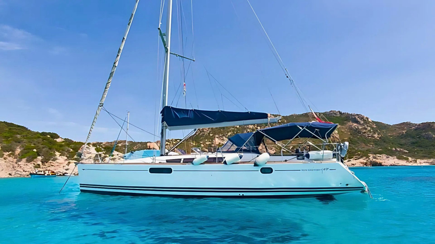 Barca a vela nelle acque azzurre di La Maddalena