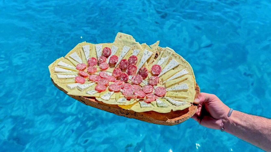 Pranzo servito a bordo del tour in barca a vela a La Maddalena