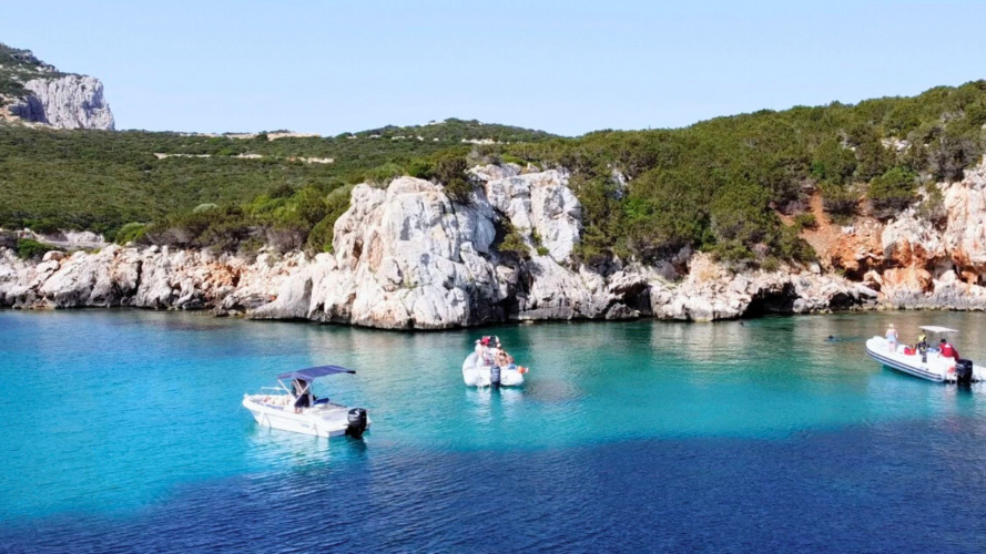 Schlauchboot-Stopp für Schnorchelaktivitäten entlang der Küsten des Porto Conte Parks