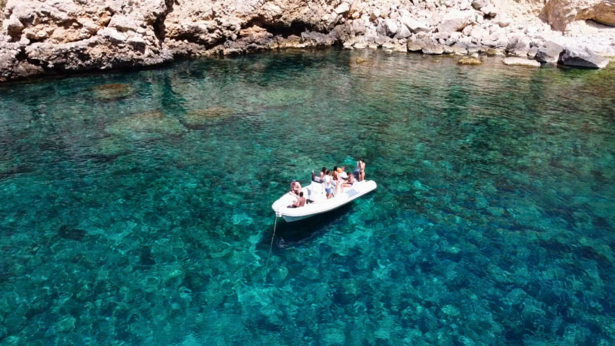 Schlauchboot-Stopp für Schnorchelaktivitäten entlang der Küsten des Porto Conte Parks
