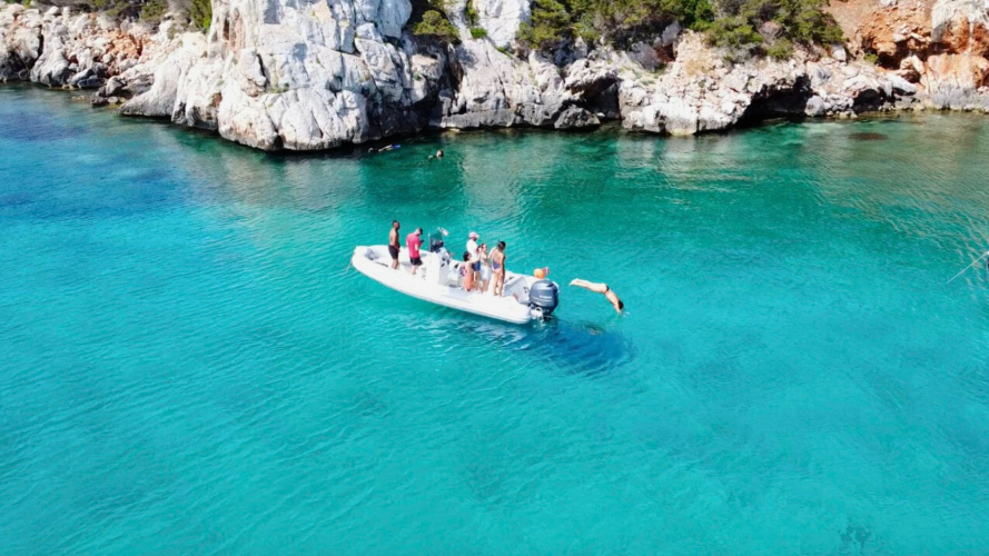 Gommone sosta per l'attività di snorkeling tra le coste del Parco di Porto Conte