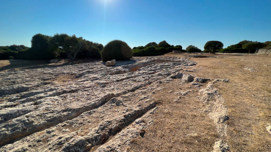 Detail der archäologischen Strukturen an der Stätte su Crocifissu Mannu