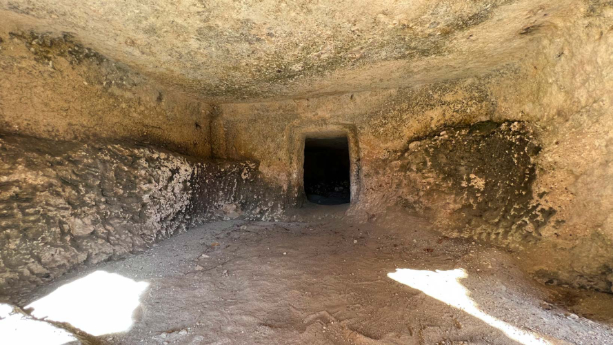 Detail der archäologischen Strukturen an der Stätte su Crocifissu Mannu
