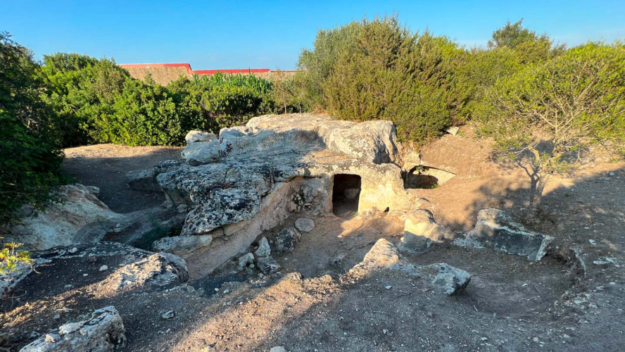 Detail der archäologischen Strukturen an der Stätte su Crocifissu Mannu
