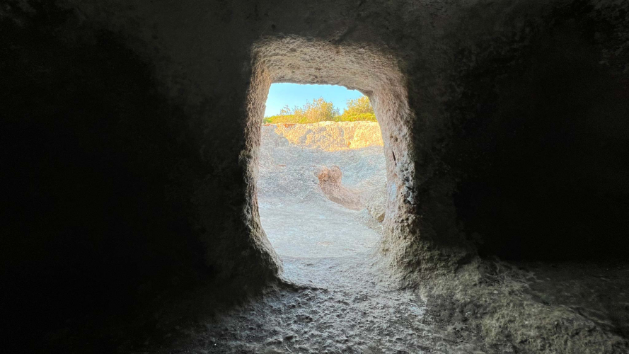 Detail der archäologischen Strukturen an der Stätte su Crocifissu Mannu