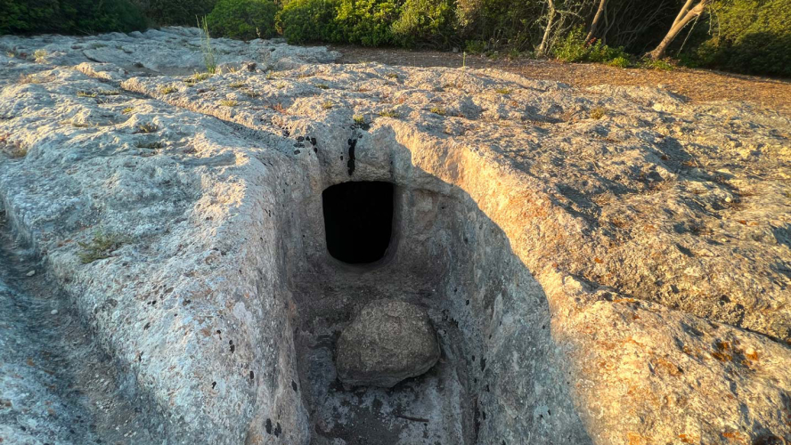 Eingang des Nekropolengrabs in der Gegend von Porto Torres im Nordwesten Sardiniens