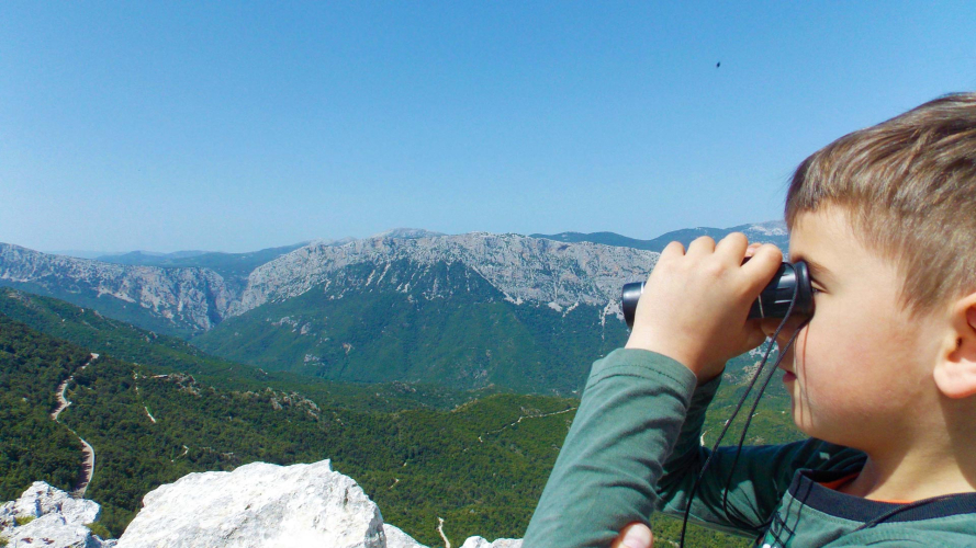 bambino guarda nel binocolo nel Supramonte di Dorgali