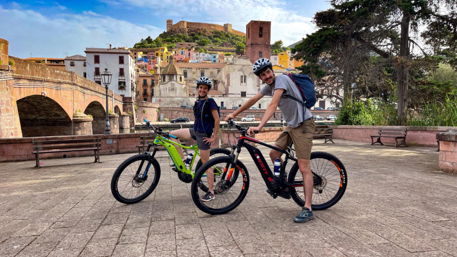 Turisti su bici elettriche a Bosa per esplorare il paese e la costa
