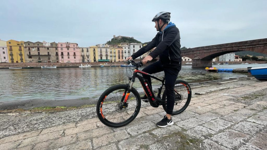 Des touristes en vélos électriques à Bosa pour découvrir la ville et le littoral