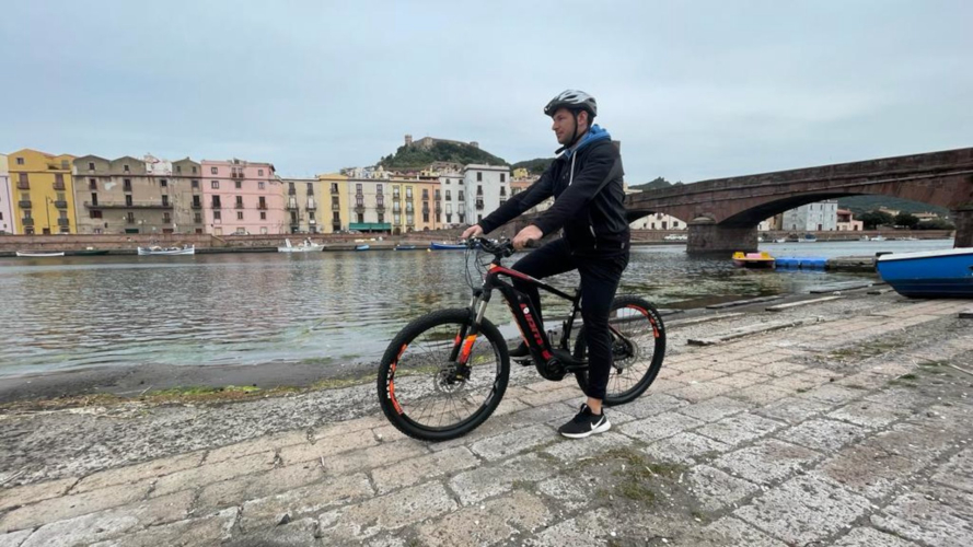 Des touristes en vélos électriques à Bosa pour découvrir la ville et le littoral