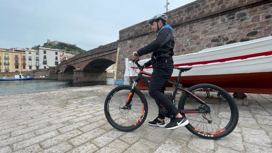 Des touristes en vélos électriques à Bosa pour découvrir la ville et le littoral