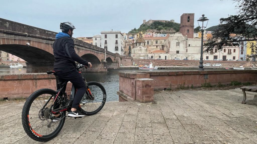 Des touristes en vélos électriques à Bosa pour découvrir la ville et le littoral