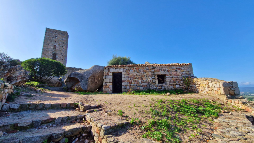 Ruinas del castillo de Pedres en Gallura