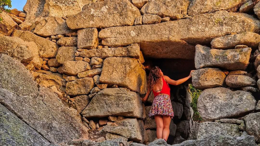 Una niña visita el nuraghe Cabu Abbas en Olbia