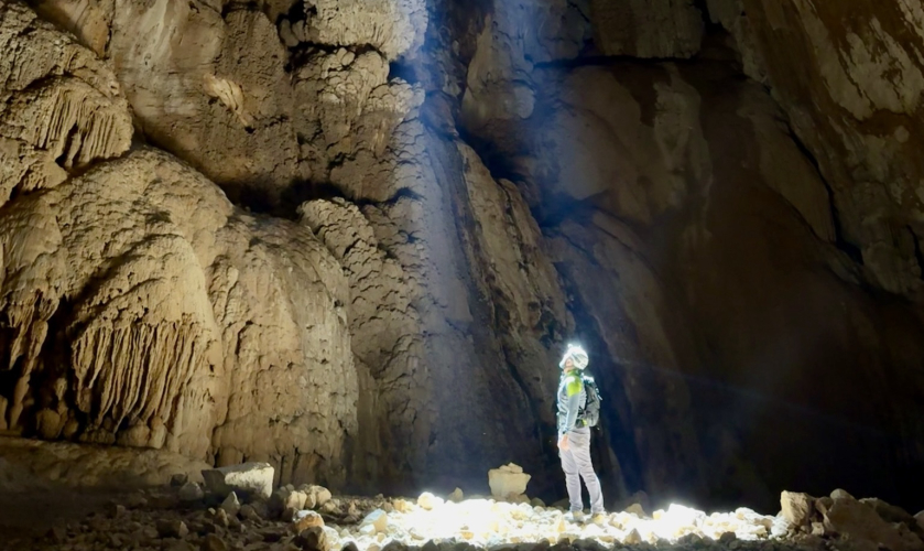 Escursionista nella grotta Sa Nurre de su Hoda