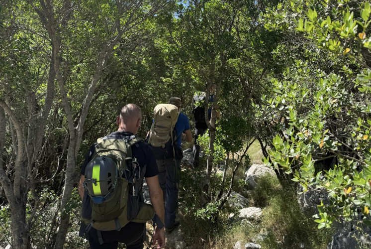 Escursionisti fanno trekking verso la grotta