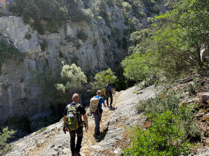 Escursionisti fanno trekking verso la grotta