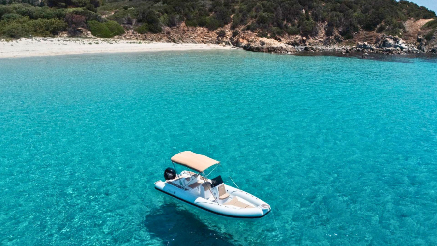 Gommone nelle acque turchesi e limpide di Villasimius