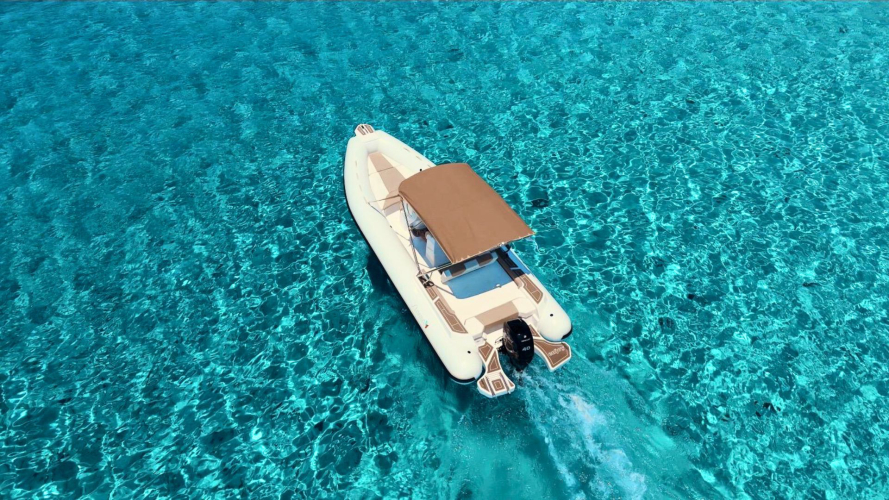Gommone nelle acque turchesi e limpide di Villasimius
