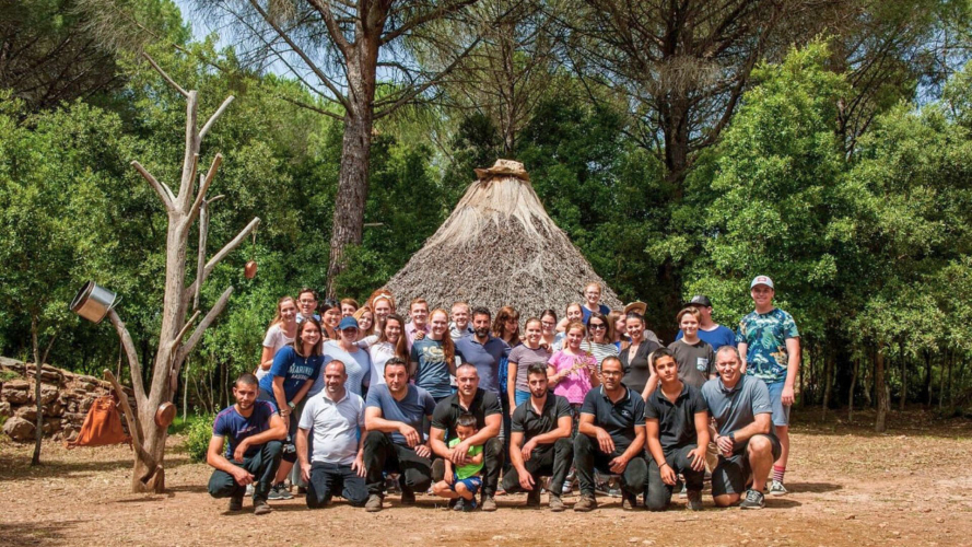Un grupo de personas visita la granja de Barbagia