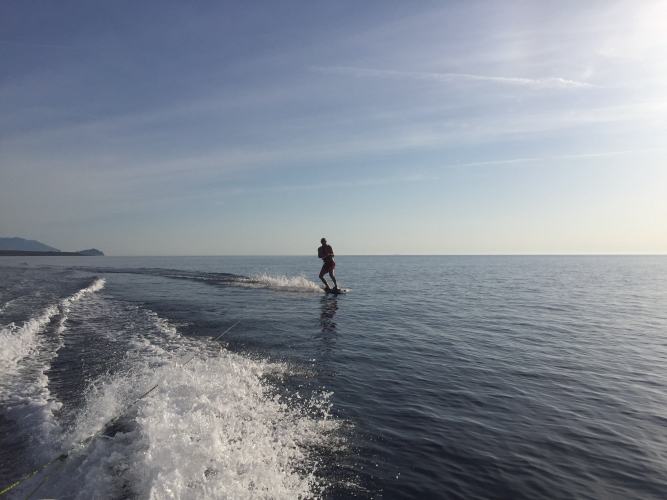 Leçon de wakeboard en cours sur la mer à Bari Sardo