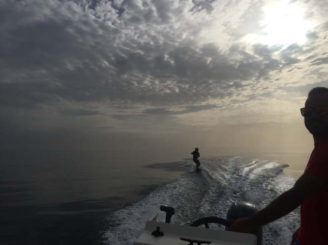 Leçon de wakeboard en cours sur la mer à Bari Sardo