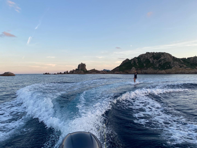 Leçon de wakeboard en cours sur la mer à Bari Sardo
