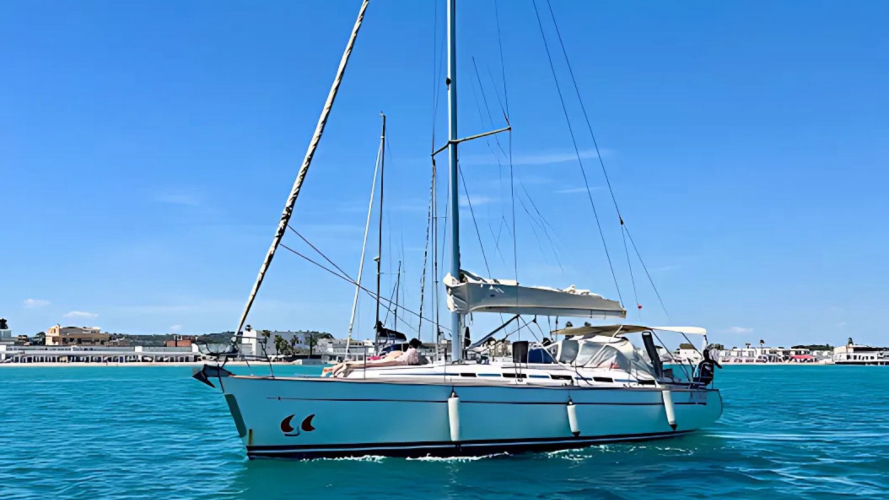 Barca a vela nel mare del golfo di Cagliari