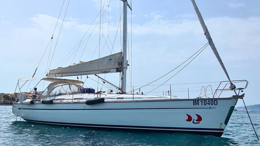 Segelboot auf dem Meer des Golfs von Cagliari