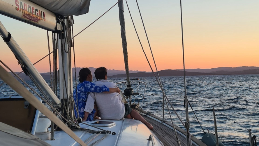 Segelboot bei Sonnenuntergang während der Tour im Golf von Cagliari