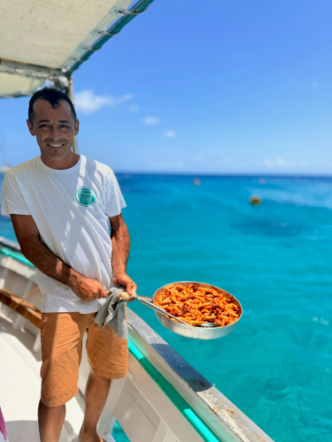 Déjeuner servi à bord du bateau de pêche de l'Asinara