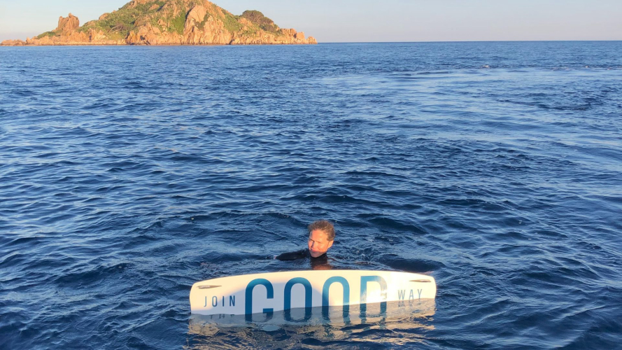 Un débutant s'initie au wakeboard en pleine mer