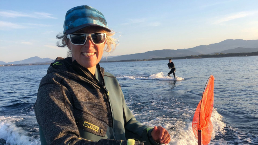 Leçon de wakeboard en cours sur la mer à Bari Sardo