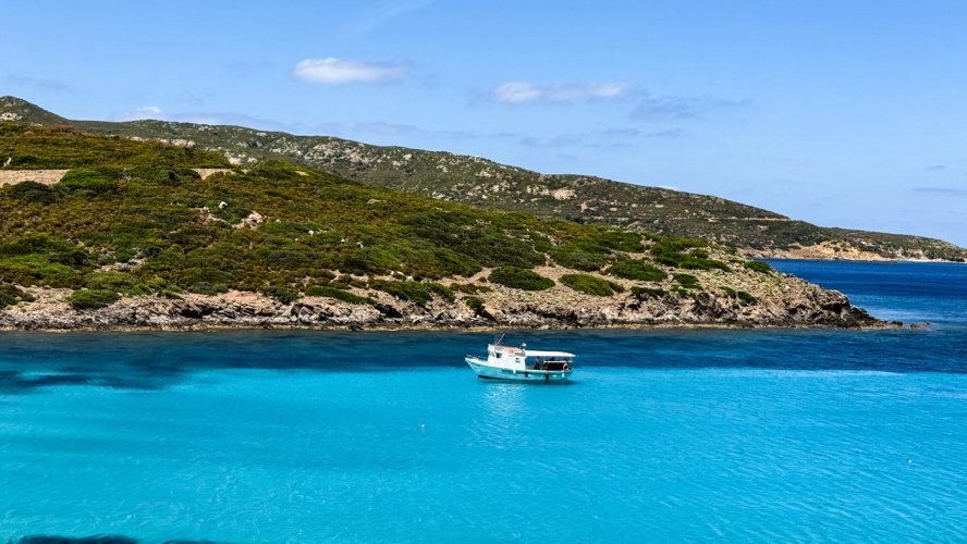 Bateau de pêche dans la mer vierge de l'Asinara