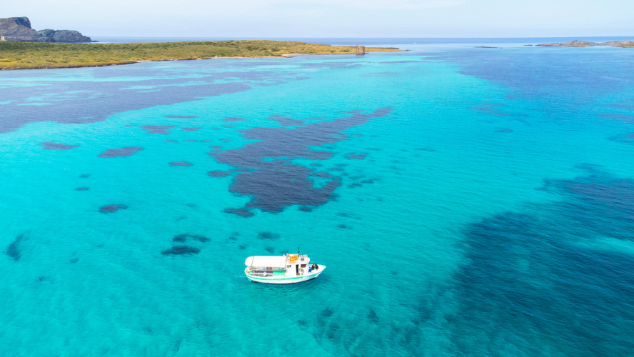 Bateau de pêche dans la mer vierge de l'Asinara