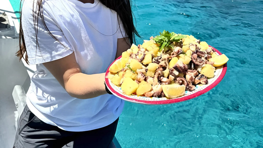 Pranzo servito a bordo del tour di pescaturismo all'Asinara
