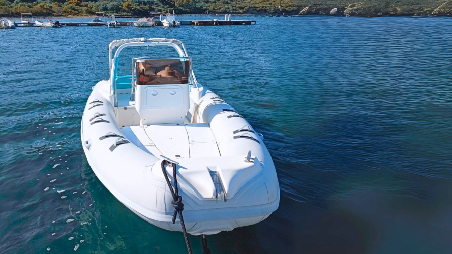 Schlauchboot in Cugnana vertäut