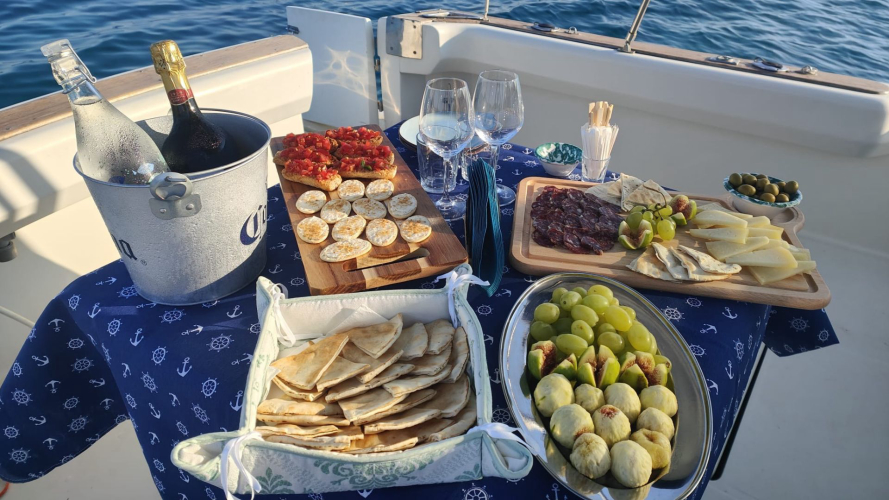 Aperitif an Bord der Bootstour nach Asinara