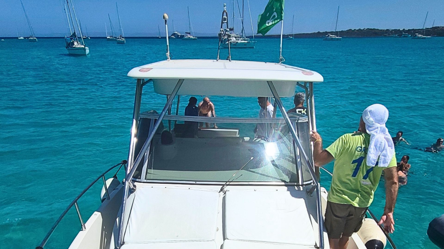 Motorboot in den türkisfarbenen Gewässern des Asinara-Parks