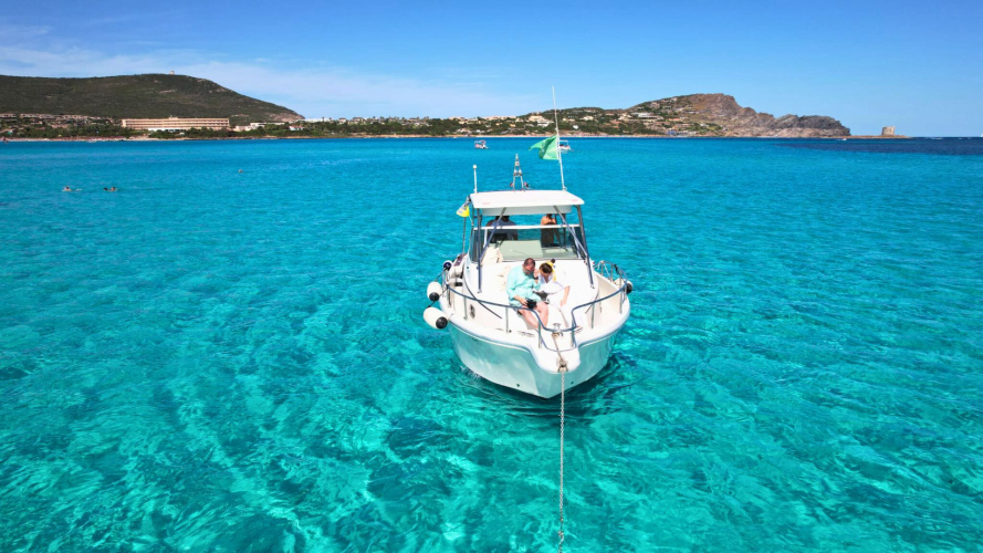 Motorboot in den türkisfarbenen Gewässern des Asinara-Parks