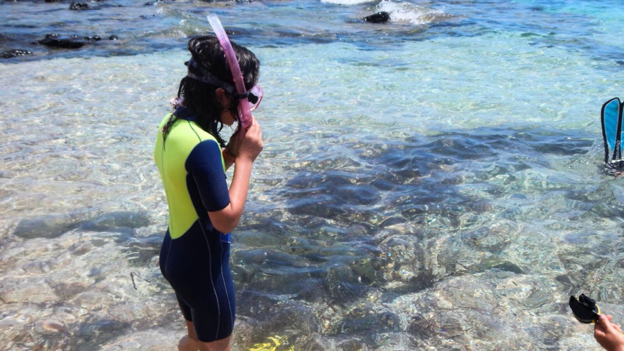 Das Mädchen bereitet sich auf seinen ersten Tauchgang vor