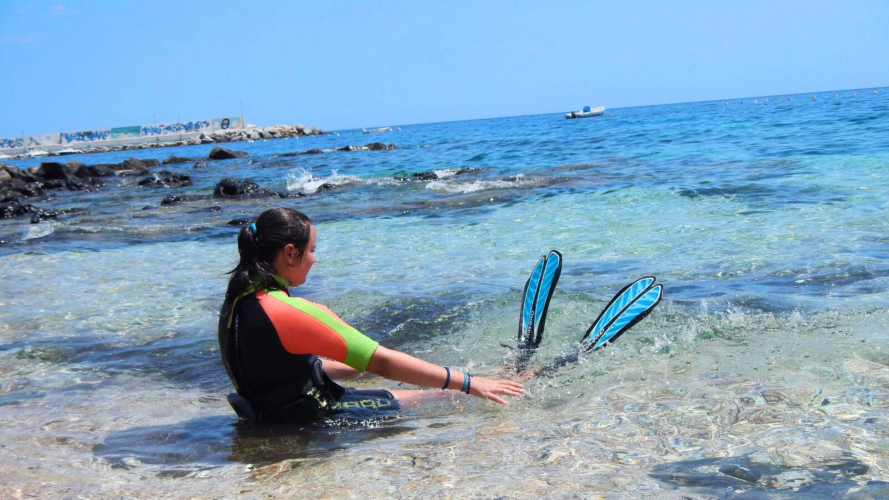 Mädchen macht sich zum Schnorcheln bereit
