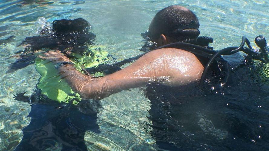 Tauchertaufe in den Gewässern von Cala Gonone