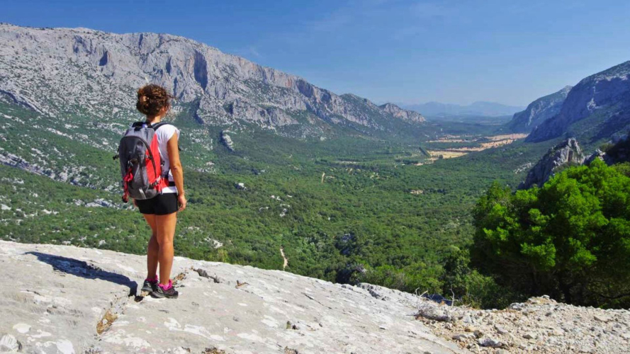 Persona ammira il paesaggio del Supramonte