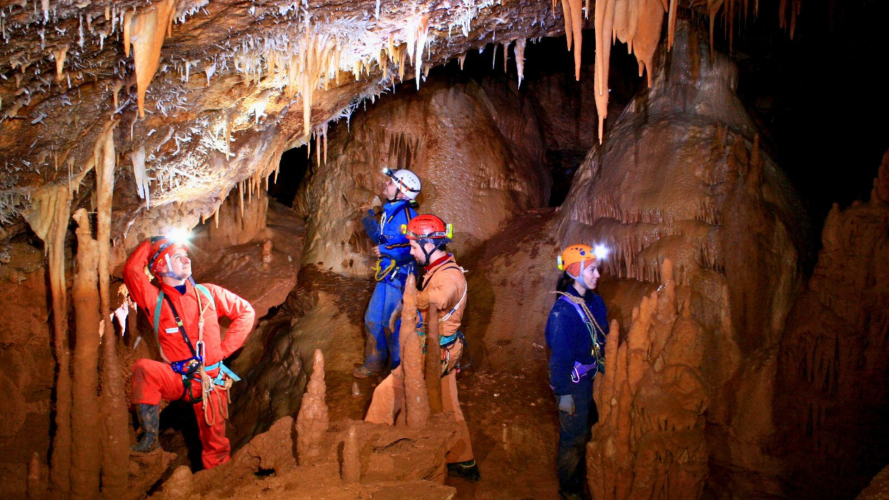 Persone all'interno della grotta a Dorgali